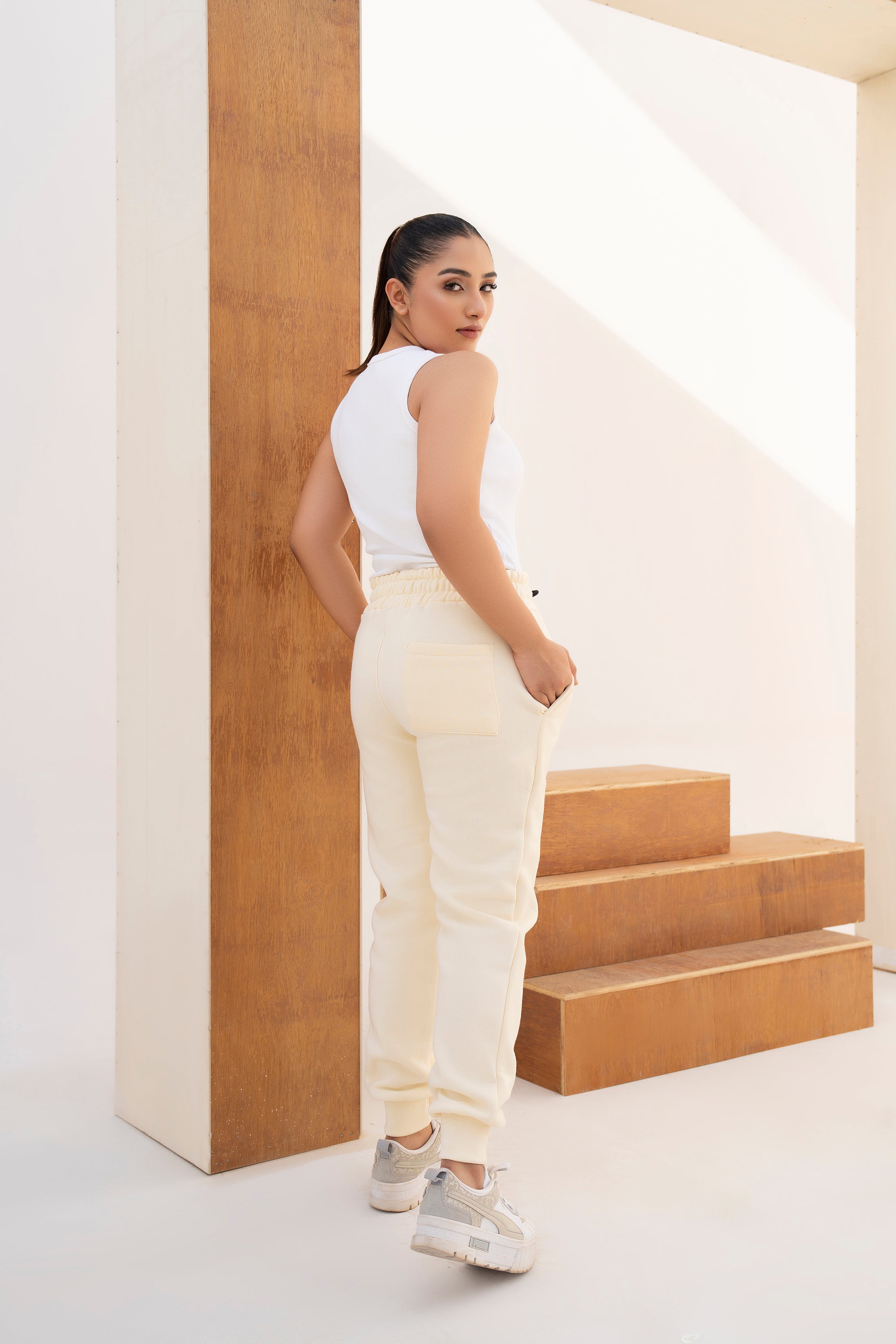 CREAM JOGGER PANT